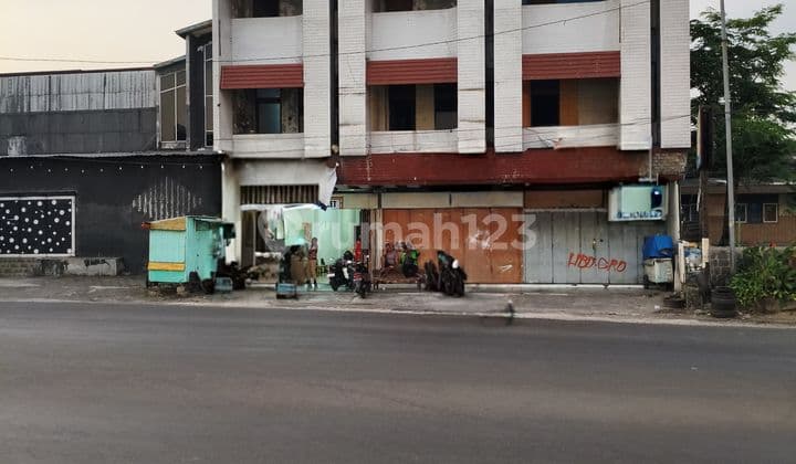Disewakan 3 Ruko Jejer 3 Lantai Jl. A. Yani Solo - bisa Sewa Satuan atau Sekaligus!