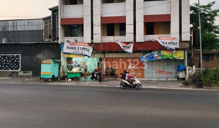 3-Story Shop House in Banjarsari, City Center