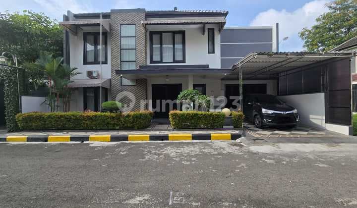 Rumah Mewah Di Lingkungan Elit Dengan Kolam Renang Pribadi Ruangan Besar