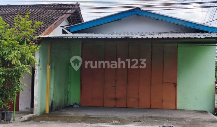 Strategic Warehouse by the Main Road in Kadipiro Solo