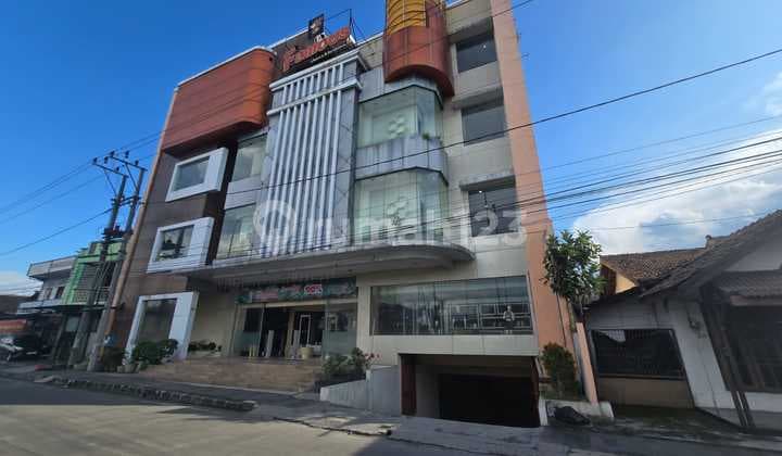 Ruang Usaha /Showroom Lantai 4 Eks Butiks Strategis Pinggir Jalan Raya Palur