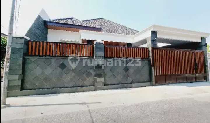 Luxury House in a Strategic Source Location on the Edge of Banjarsari Sumber Solo Main Road