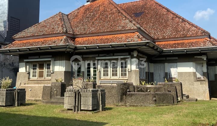Rumah Vintage Tengah Kota Dekat Menara Kudus