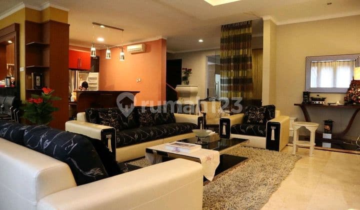 Tanjung Duren, 300m2. Nice house. Move-in ready.