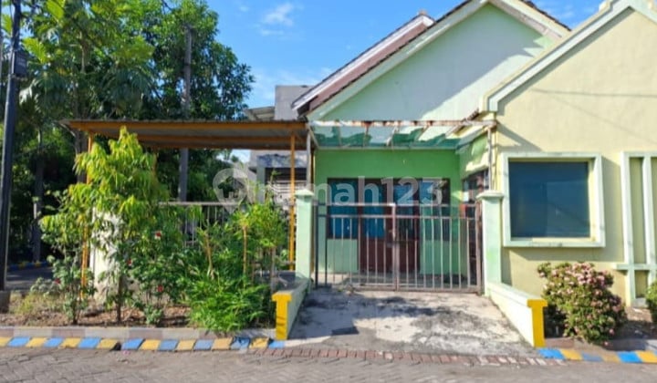 Here is the translation of "Rumah Siap Huni di Pakal Sememi Benowo Surabaya Barat" into English:
"Move-In Ready House in Pakal Sememi Benovo West Surabaya"
