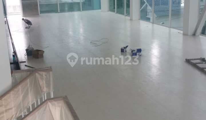 Gedung Komersial 5 Lantai di Jatinegara Lokasi Strategis