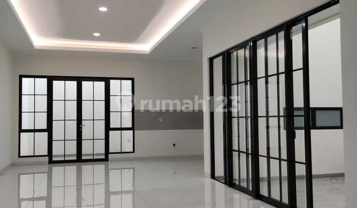 Rumah Mewah di Suvarna Sutera - Cluster Helios Prime, Siap Huni