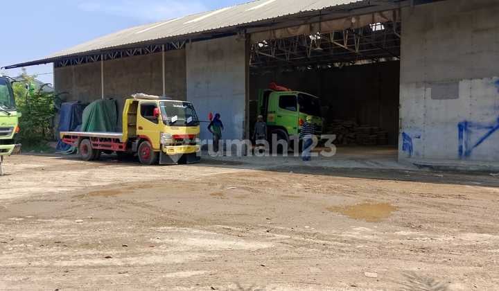 Cheap Land for Sale with Building Bonus in Sungai Tiram, Marunda, North Jakarta