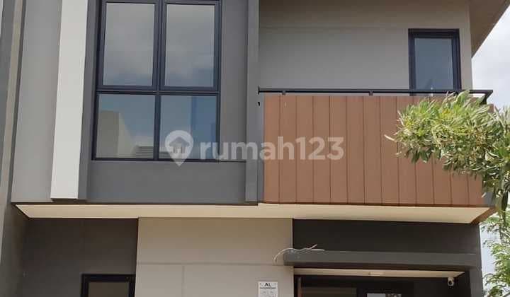 Disewakan Rumah di Cluster Regia Sumarecon Crown Gading Bekasi