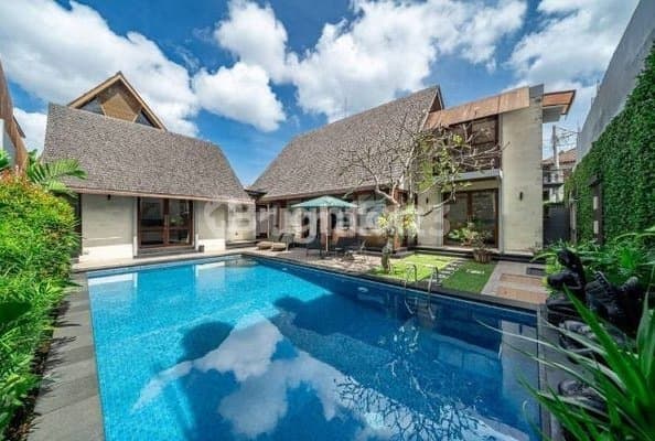 Villa Modern Bagus dengan Kolam Renang Pribadi dan Full Furnished Kerobokan