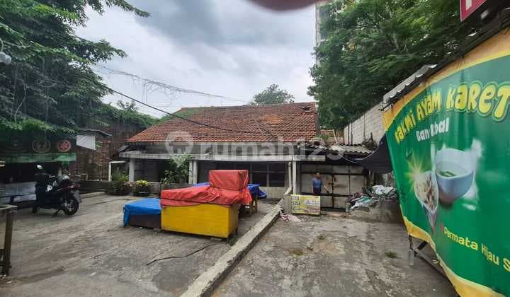 Rumah Tua Hitung Tanah Pinggir Jalan Kebayoran