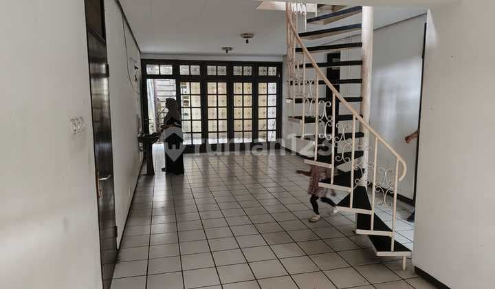 Dikontrakkan Rumah Pusat Kota Lingkungan Nyaman Jl. Surayalaya