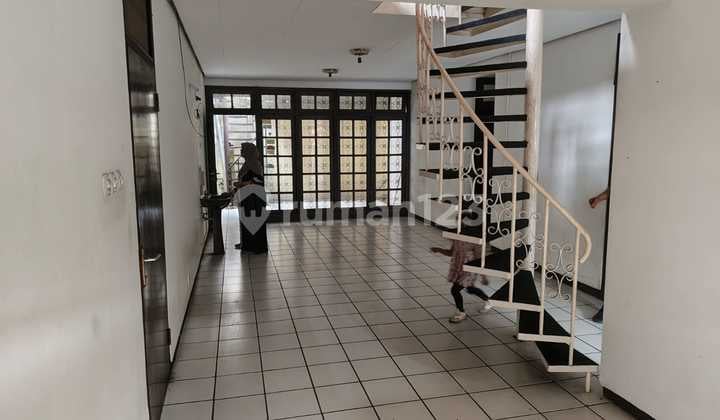 Dikontrakkan Rumah Pusat Kota Lingkungan Nyaman Jl. Surayalaya