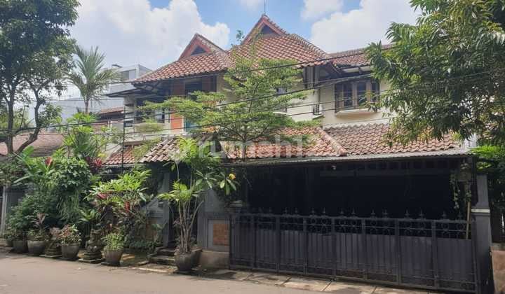 Rumah Nyaman di Hang Jebat Kebayoran Baru Depan Taman