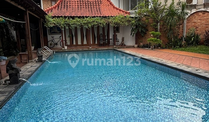Rumah Model Joglo dengan Kolam Renang di River Park Bintaro