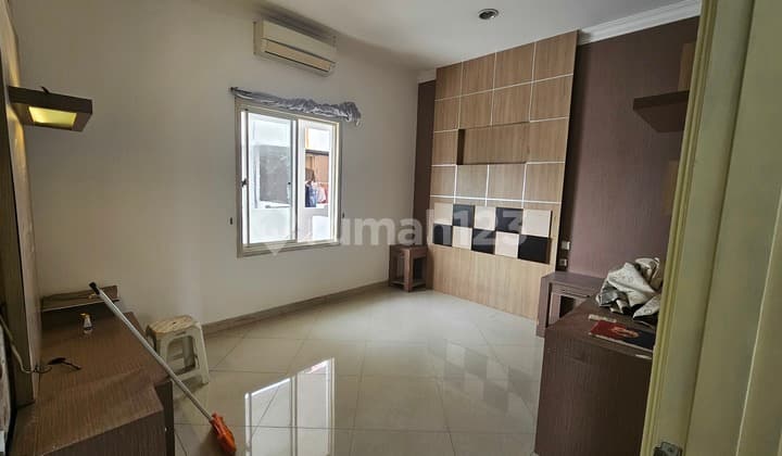 Rumah Hoek, Depan Kolam Renang