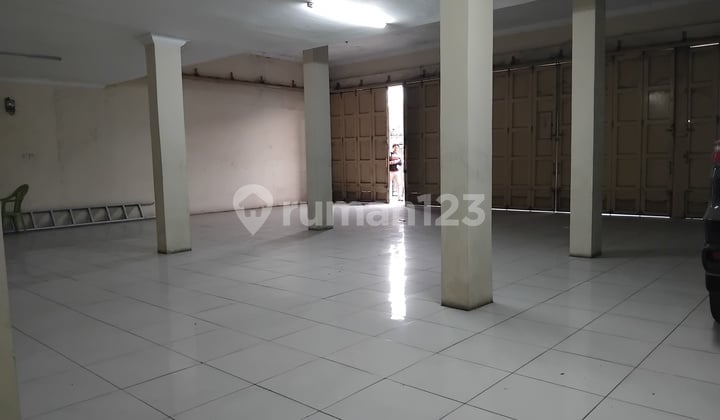 Disewakan Ruang Usaha Bekas Showroom