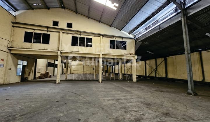 Gudang Lebar dan Besar di Margomulyo Row Jalan Besar Dekat TOL