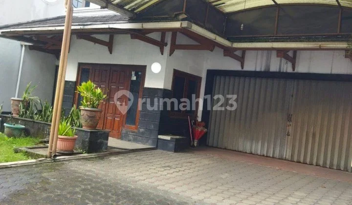 Rumah Second Terawat, Strategis Bebas Banjir Di Pinggir Jalan Utama Ciumbuleuit Kota Bandung