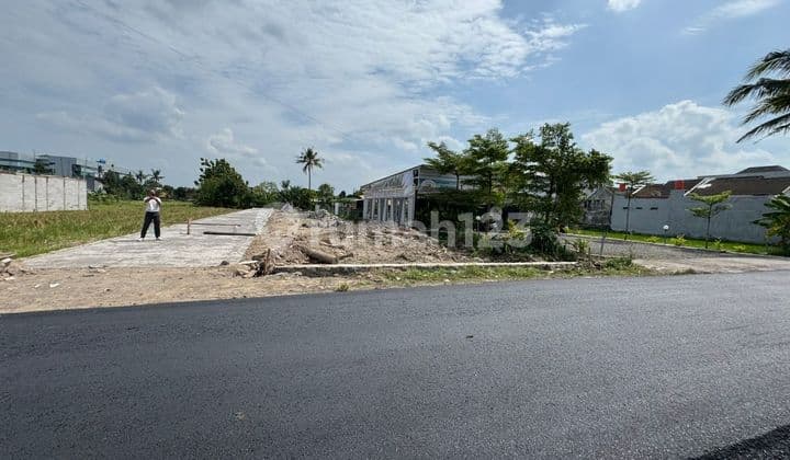 Tepi Aspal Tanah di Banyuraden Gamping Dekat Tugu