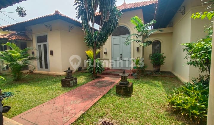 Sewa Rumah Asri, Lengkap Gazebo dan Kolam Renang Daerah Kemang Jakarta Selatan