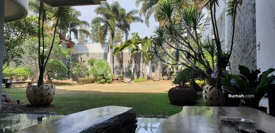 Rumah dengan Halaman Luas di Dago Kota Bandung Dekat Unpad
