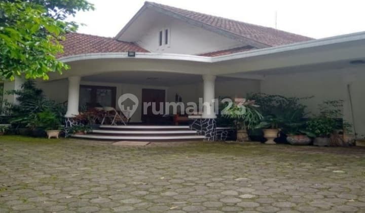 Rumah dengan Halaman Luas dan Asri di Area Sukajadi Kota Bandung