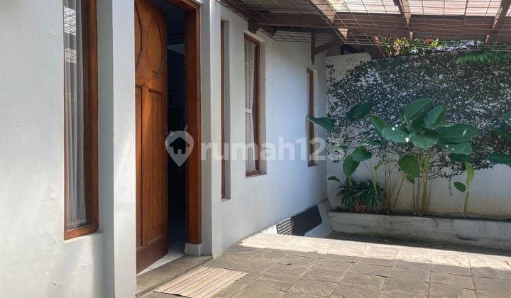 Rumah dengan Halaman Luas di Area Cigadung Dago Bandung
