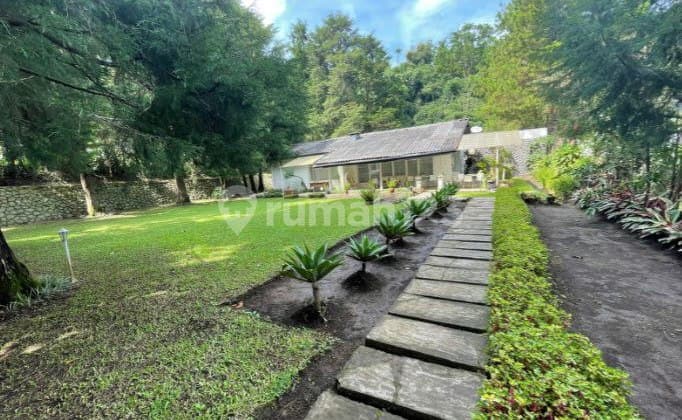 Villa Asri House with a Spacious Yard in the Lembang City Area.