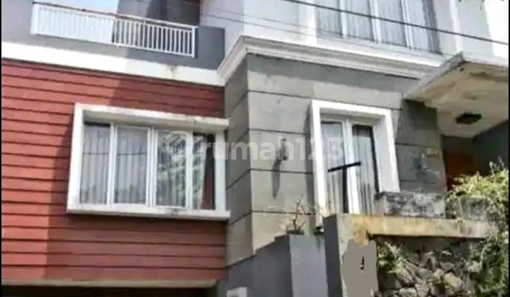 Rumah Plus Kolam Renang Terawat Furnished di Guruminda Arcamanik