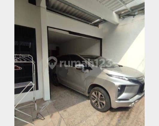 Rumah 2,5 Lantai dengan Attic dan Mezanin Room di Menteng, Jaksel