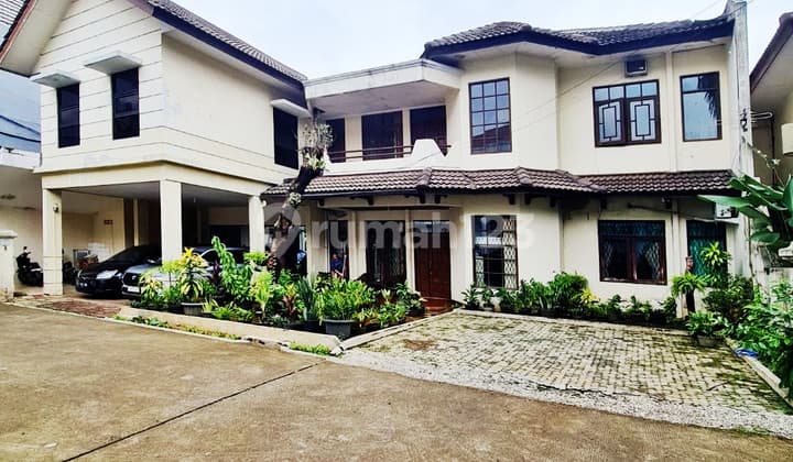 Rumah 2 Lantai Miliki Paviliun di Jakara Selatan