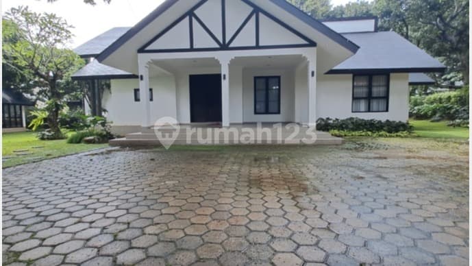 Rumah dengan Gedung Serbaguna dan Rumah ART di Ciputat Timur