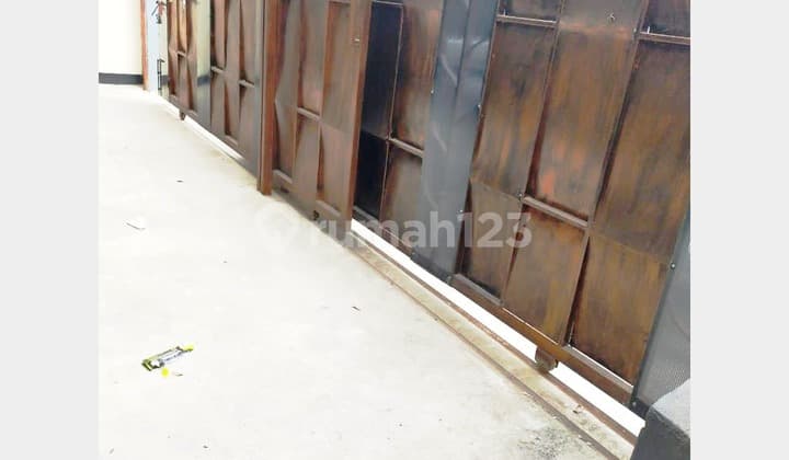 Rumah 2 Lantai Dekat Stasiun Cocok untuk Kantor di Ciputat Timur