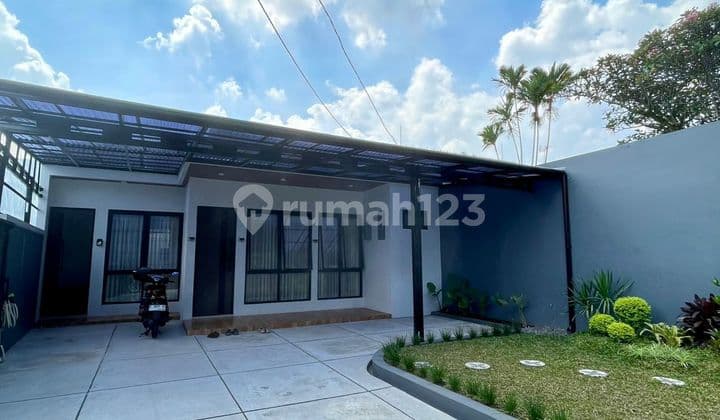 Rumah Mewah Strategis Muat Banyak Mobil Siap Isi di Gegerkalong