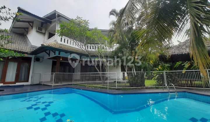 Kemang Jakarta Selatan Rumah Asri dengan kolam Renang