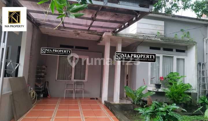 House Lt159 in a Housing Complex One Step from LRT Harjamukti