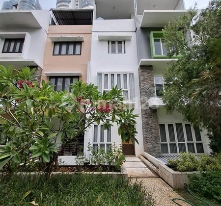 Fasilitas Lengkap! Nyaman Siap Huni Dijual Cepat Rumah Town House Springhill Golf Residences 5 Lantai Kemayoran