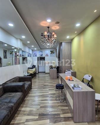 Strategis! Siap Pakai Disewakana Ruko 4Lt Furnished Sangat Cocok untuk Berbagai Usaha Seperti Salon, Bridal, Kantor, Maupun Café di Kawasan Strategis