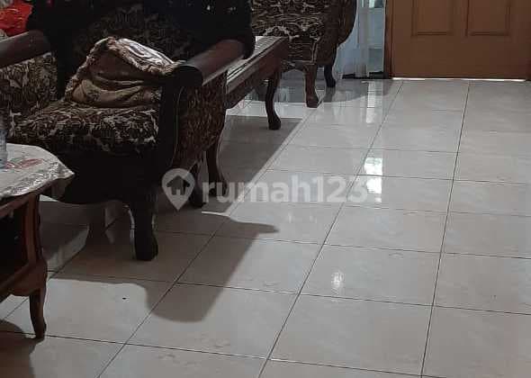 Rumah Bagus Semi Furnished SHM Utan Kayu, Jakarta Timur