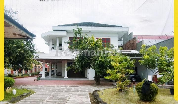 Rumah Megah di Jl, Perintis Kemerdekaan, Laweyan, Hook 2 Jalan