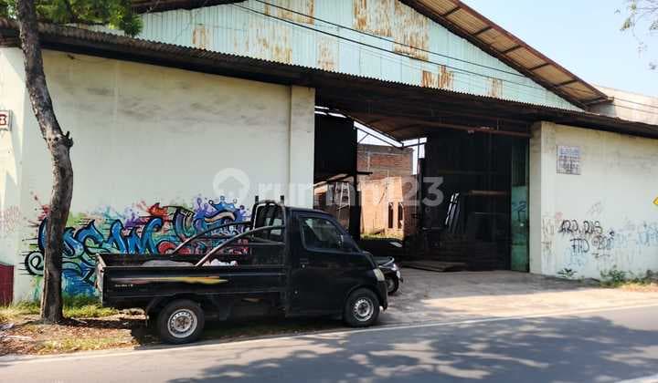 Ruang Usaha di Jl. Kapt. Mulyadi, Pasar Kliwon, Surakarta, 533m2, SHM