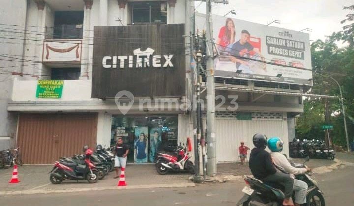 Ruko 4 Lantai Cocok untuk Kantor atau Buka Les-Lesan