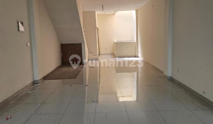 Well-Maintained Shophouse Adjacent to 5 Commercial Units in Cengkareng