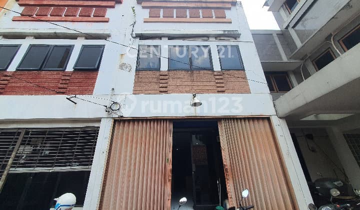 Two-Front Shop House + Warehouse, Located in Gading Regency Cluster, Bandung