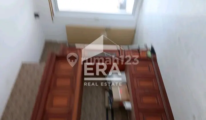 Rumah di Hook, Menhadap Timur Jalan Utama, 2 Lantai dan Lokasi Aman dan Nyaman