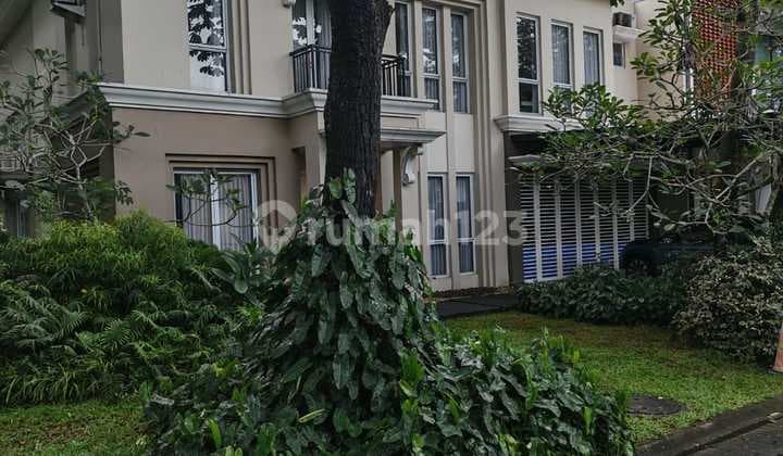 Rumah Old Money dengan Taman Luas