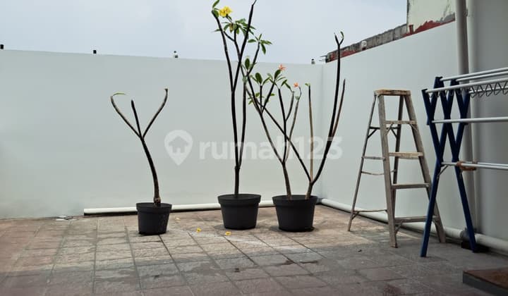 Dijual Rumah Strategis di Setràduta Bandung