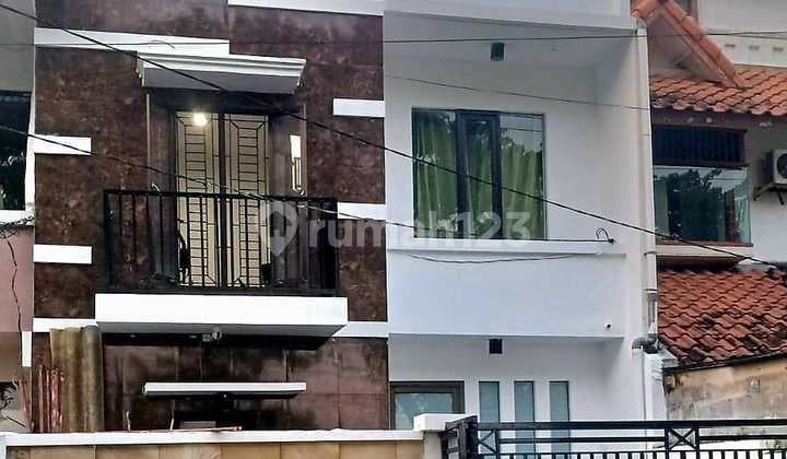 BABATAN PRATAMA WIYUNG 3LANTAI FURNISHED SIAP HUNI, 1,55M.