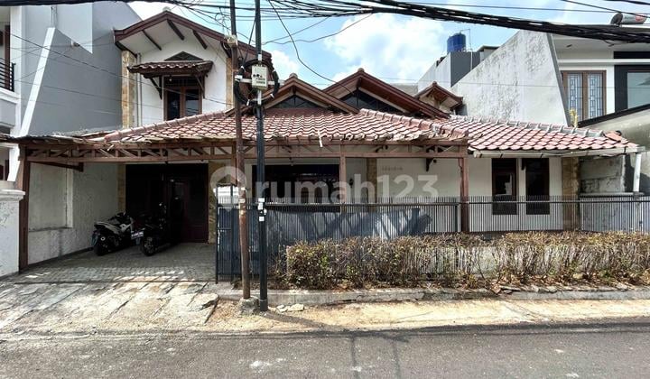 Rumah Akses 3 Mobil dekat Taman Semi Komplek di Tebet Barat Lokasi Terbaik